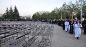CERCA DE 40 SACERDOTES Y LA MAYORÍA DE LA `POBLACIÓN DE MEDJUGORJE SIGUIENDO AL P. PETAR VLASIC A HASTA SU TUMBA, EL VIERNES.