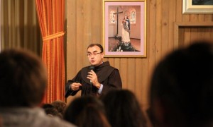 EL P. MARINKO SAKOTA DIRIGIÉNDOSE A LA AUDIENCIA