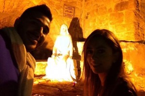 Edwin Lattouf y la organizadora Gisele Azzi en Maghdouche, Líbano, el 7 de Noviembre, en la gruta donde la Virgen María esperó a Jesús cuando predicó cerca de Sidón.