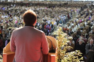 Jakov Colo dando su testimonio en Rho, Italia, el 20 de mayo.