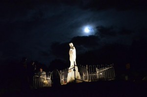 Gente reuniéndose en la cima de la colina de las Apariciones antes de aparición de Iván a las 10 pm del 28 de diciembre