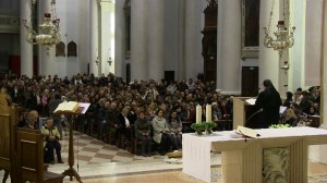 Parte de la audiencia asistente en la Catedral de Malo