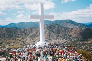 Más de dos veces el alto de la original, pero por todo lo demás es exactamente igual a la de la cima del Monte de la Cruz (Kricevac) en Medjugorje. La Cruz de Danli. Honduras