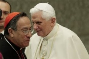 El Papa Benedicto XVI con el cardenal Oscar Andrés Rodríguez Maradiaga de Honduras, a quien el Papa le dijo que juzgara al árbol por sus frutos en lo que respecta a Medjugorje