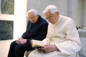 El Papa Benedicto XVI con su hermano Georg quien presentó al propietario del restaurante croata Ante Lukac al futuro Papa durante su época de sacerdote en Regensburg, Alemania, donde vivió Lukac