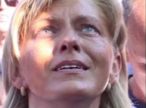 Mirjana durante la aparición del 2 de agosto de 2009 mira al sol mientras se producía uno de los “milagros más grandes del sol (ver vídeo abajo)”