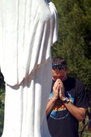 Rezando frente a la Gospa