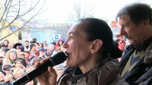 Vicka se dirige a los peregrinos antes de ir al hospital