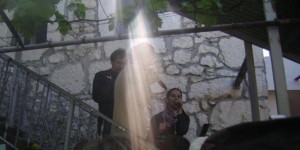 Un rayo de luz cubre a Vicka mientras habla a los peregrinos