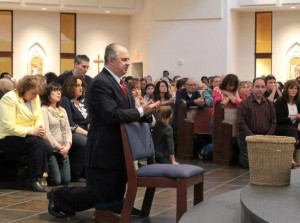 IVÁN REZANDO ANTES DE LA APARICIÓN DEL 28 DE ABRIL EN MIDDLETOWN