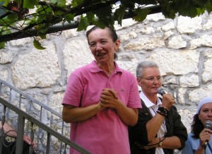 Vicka con un polo de color rosa como el que dice Scott que la vio en su aparición en la puerta de la habitación del Hospital