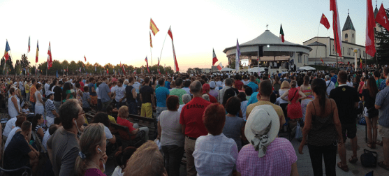 Explanada detrás de la parroquia de Medjugorje donde tienen lugar el rezo del Rosario, la Misa y la adoración Eucarística