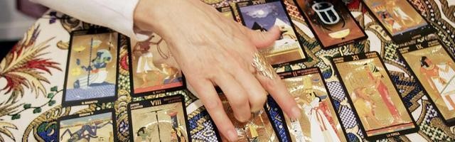 Fabienne empezó con el tarot y la adivinación, saltó al yoga, el esoterismo y los rosacruces