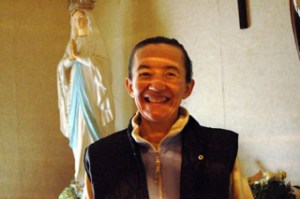 Vicka, una de las videntes de Medjugorje, ante la imagen que protagoniza el misterioso fenómeno