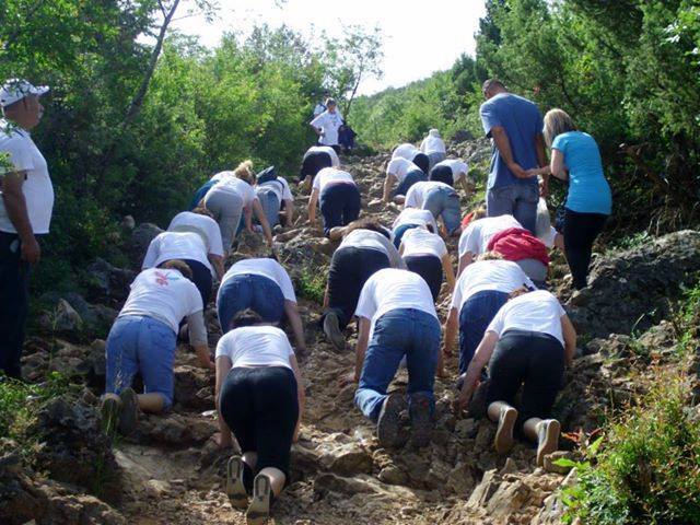Aparición de la Virgen a Mirjana el 2 de octubre en el Podbro 7