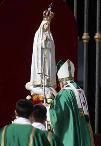 El Papa consagra a la Vigen de Fatima