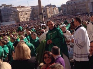 EL FRANCISCANO PADRE MARINKO SAKOTA EN LA PLAZA DE SAN PEDRO