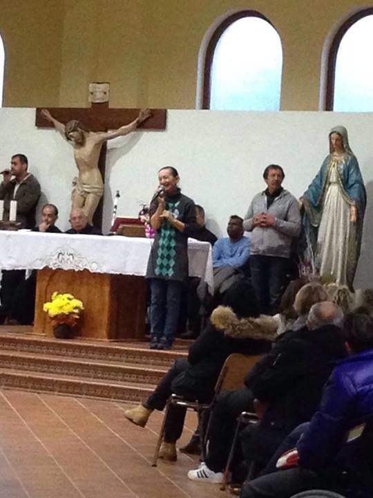 Vicka con los peregrinos 1