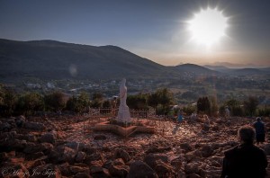 No se detectó fraude, se reconocieron buenos frutos, inicialmente una conclusión positiva aunque se debe de tener en cuenta que el fenómeno aún sigue ocurriendo: luego de 4 años de trabajo, Medjugorje obtiene una evaluación positiva de parte de la Comisión Vaticana.