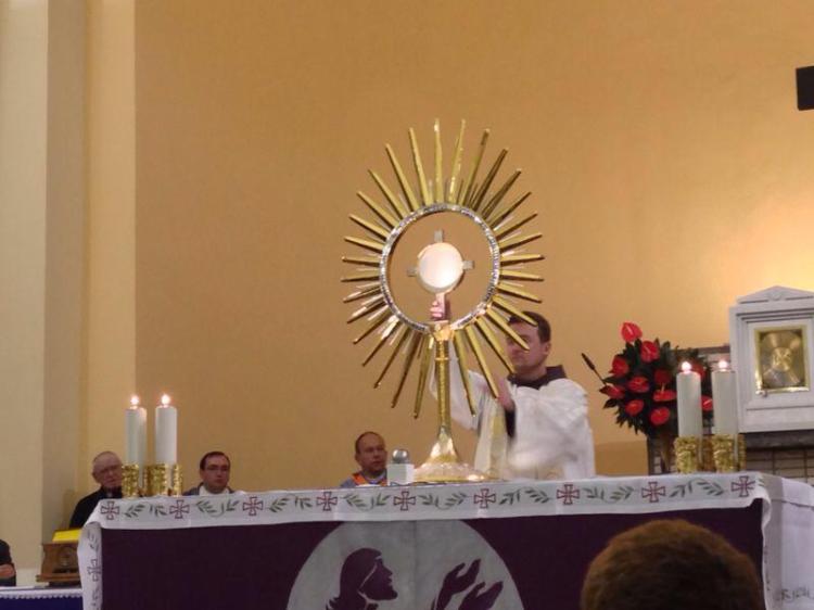 Adoración al Santísimo en Medjugorje el sábado 12 de abril de 2014  (1)