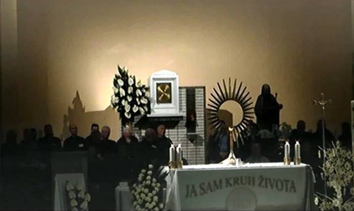 Adoración al Santísimo en Medjugorje el sábado 17 de mayo de 2014 - 1