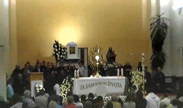 Adoración al Santísimo en Medjugorje el sábado 17 de mayo de 2014 - 5