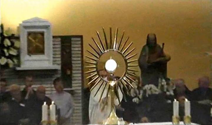 Adoración al Santísimo en Medjugorje el sábado 17 de mayo de 2014 - 6