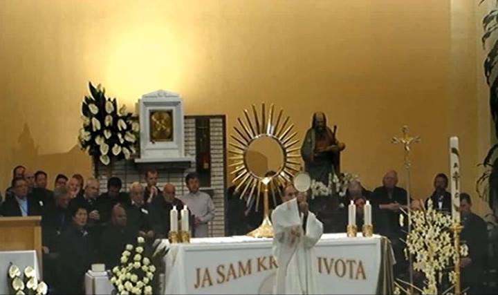 Adoración al Santísimo en Medjugorje el sábado 17 de mayo de 2014 - 8