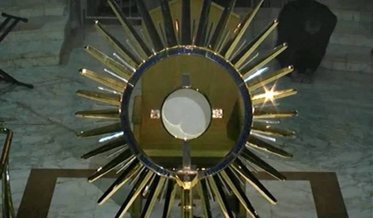 Adoración al Santísimo en Medjugorje el sábado 24 de mayo de 2014-1 (1)