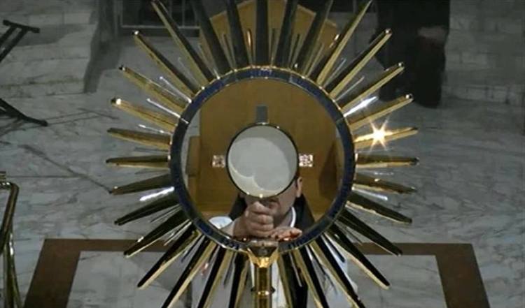 Adoración al Santísimo en Medjugorje el sábado 24 de mayo de 2014-2