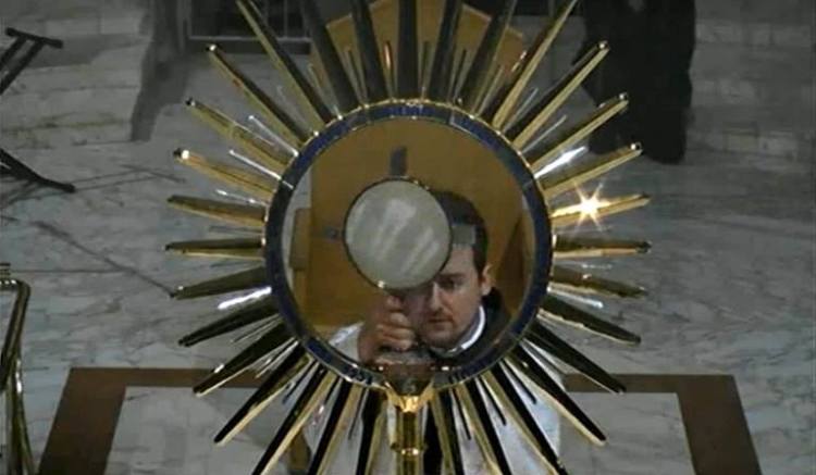 Adoración al Santísimo en Medjugorje el sábado 24 de mayo de 2014-3