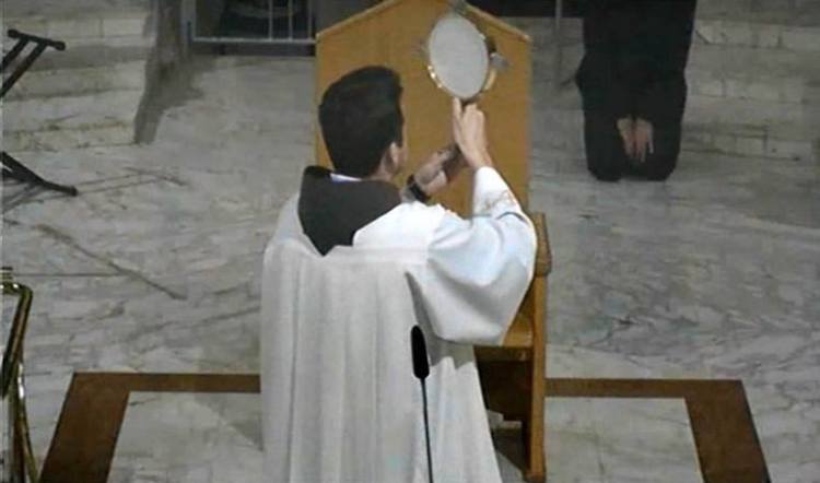 Adoración al Santísimo en Medjugorje el sábado 24 de mayo de 2014-4