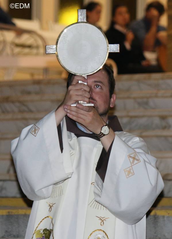 Adoración al Santísimo en Medjugorje el sábado 7 de junio de 2014 en la Vigilia de Pentecostés (2)