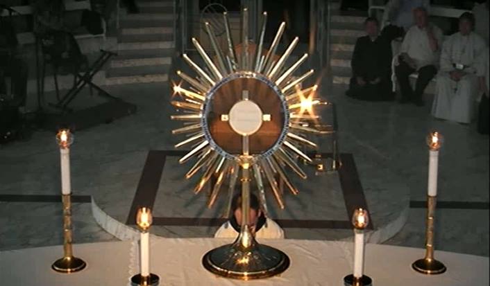 Adoración al Santísimo en Medjugorje el jueves 17 de julio de 2014 - 1