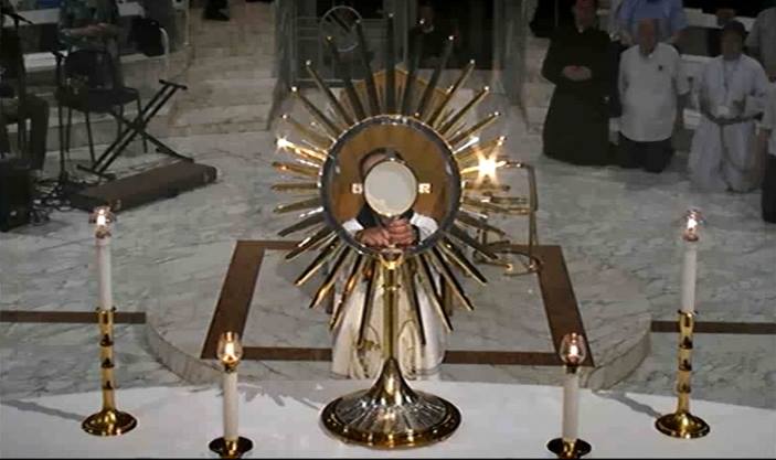 Adoración al Santísimo en Medjugorje el jueves 17 de julio de 2014 - 4