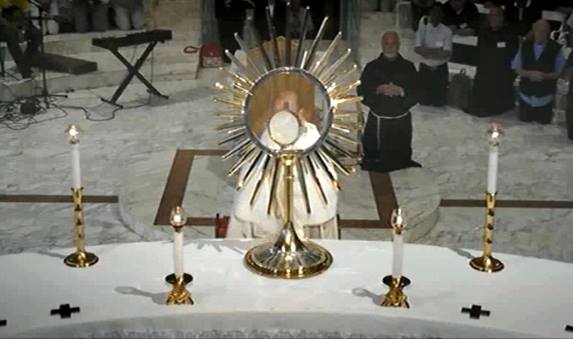 Adoración al Santísimo en Medjugorje el jueves 3 de julio de 2014 - 5