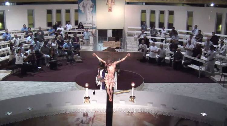 Veneración a la Santa Cruz en Medjugorje el 22 de agosto de 2014 - 5