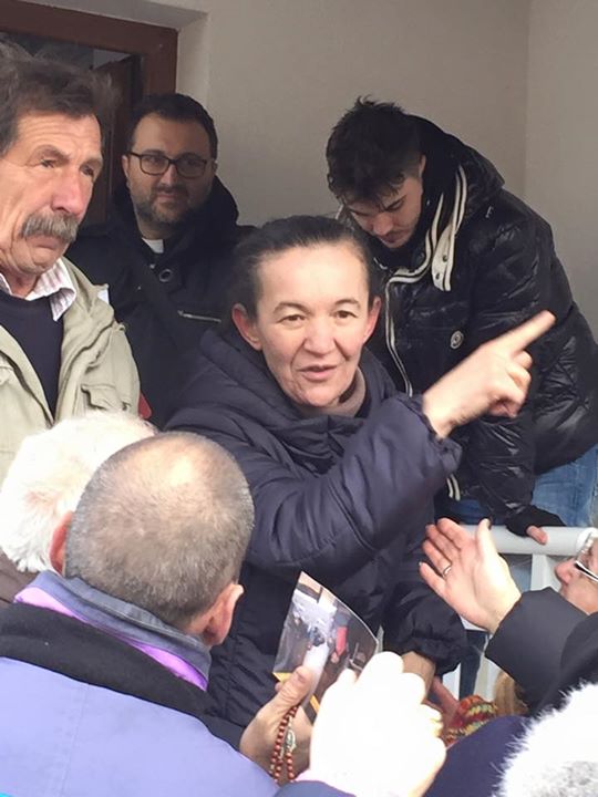 Vicka recibe a los peregrinos en Medjugorje el 31 de diciembre de 2014 - 2