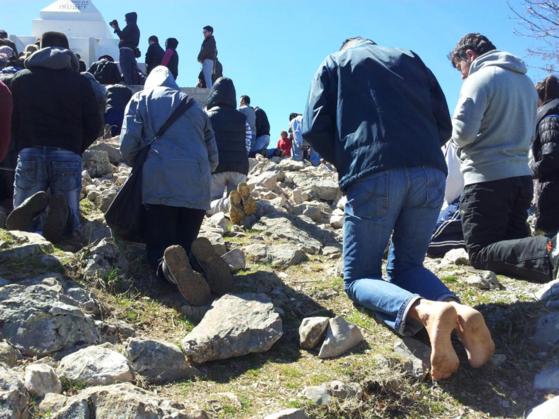 Peregrinos rezando en Medjugorje – Fuente: medjugorjeyouthfestival.ba