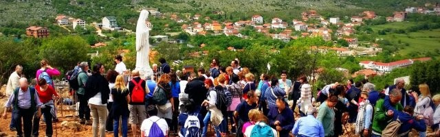 Peregrinos en el monte de las apariciones de la Virgen de Medjugorje