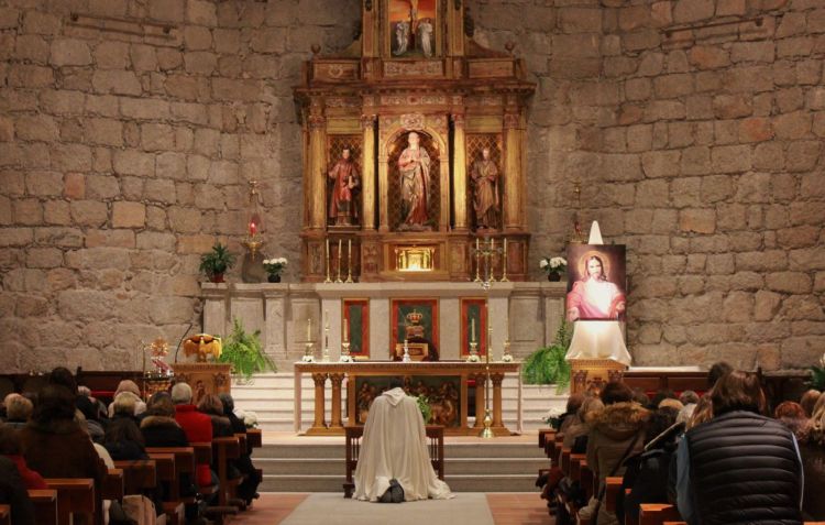Oración en Colmenar del Arroyo, en un encuentro de Asalto al Cielo, siempre con música, oración y testimonios