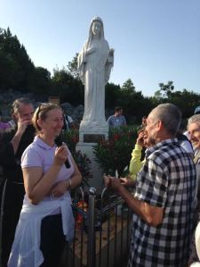 Marija reza el Rosario en el Podbro 4