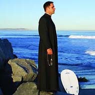 Donald Calloway, con su tabla de surf