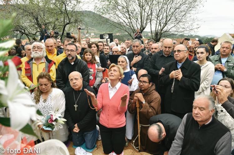 aparicion-de-la-virgen-a-mirjana-en-medjugorje-el-2-de-octubre-de-2016-9