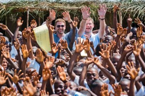el-conocido-actor-escoces-gerard-butler-ha-querido-colaborar-con-las-obras-de-marys-meals