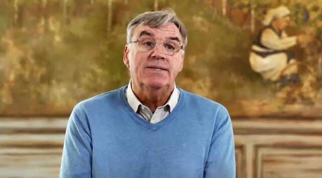 Entre 1967 y 1977, David Parkes militó en varios equipos del fútbol irlandés, llegando a ganar la Copa con el Bohemians en 1970 y participando varias temporadas en competiciones europeas. Ya retirado, en 2001 vivió una conversión en Medjugorje recientemente relatada en el portal mariano Cari Filii:

* * *

David Parkes había sido futbolista profesional en Irlanda. Durante su carrera llegó a participar en distintas competiciones europeas. Incluso en estos años como deportista se llegó a enfrentar a algunos de los más grandes de este deporte como Pelé o George Best.

Sin embargo, años después le detectaron la enfermedad de Crohn, lo que le provocó terribles dolores. Los médicos le dijeron que le quedaban dos meses de vida. Era ateo pero ante la insistencia de su mujer decidió ir a Medjugorje. Allí experimentó una fuerte curación física durante una oración de sanación y a continuación una fuerte conversión. Desde 2001 vive una parte del año en este lugar mariano organizando peregrinaciones y se dedica a la música cristiana.

En Fruits of Medjugorje, el exfutbolista ha relatado todo este proceso de conversión y curación. “Desde ese hasta hoy los dolores, náuseas, vómitos o la diarrea como consecuencia de la enfermedad de Crohn desaparecieron en un instante”, afirma.

Recuerda enfermar y llegar la propuesta de ir a Medjugorje. “Estaba enfadado con Dios y realmente no quería ir allí, pero como parecía iban a ser mis últimas vacaciones con mi esposa. Sin fe llegamos allí con un cura muy especial de Chicago, se llamaba Peter Mary Rookey”, relata.