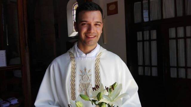 Fray Pavicic nació y se ordenó en Móstar, ciudad muy cercana a Medjugorje, donde actualmente es vicario parroquial.