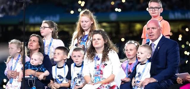 Damien, Mary y sus diez hijos escuchan al Papa Francisco durante su visita a Irlanda